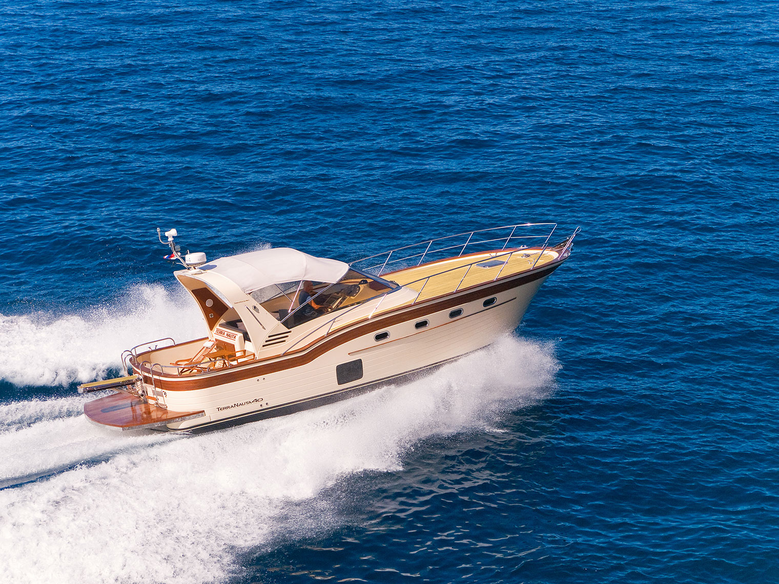 Three keywords used to describe this yacht are: reliability, comfort and beauty.